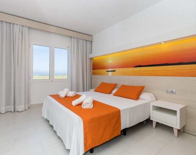Double room of the Arenas de Son Bou Hotel in Menorca, perfect for a comfortable and relaxing stay in the Balearic Islands.