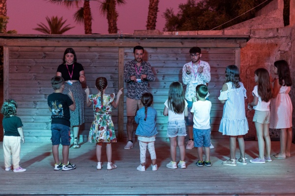 Children\'s activities at the Hotel Arenas de Son Bou in Menorca, with games and entertainment for children on their vacations in the Balearic Islands.