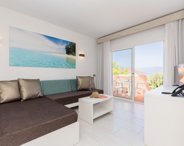 Suite of the Hotel Arenas de Son Bou in Menorca, a spacious and elegant accommodation ideal for a vacation in the Balearic Islands.